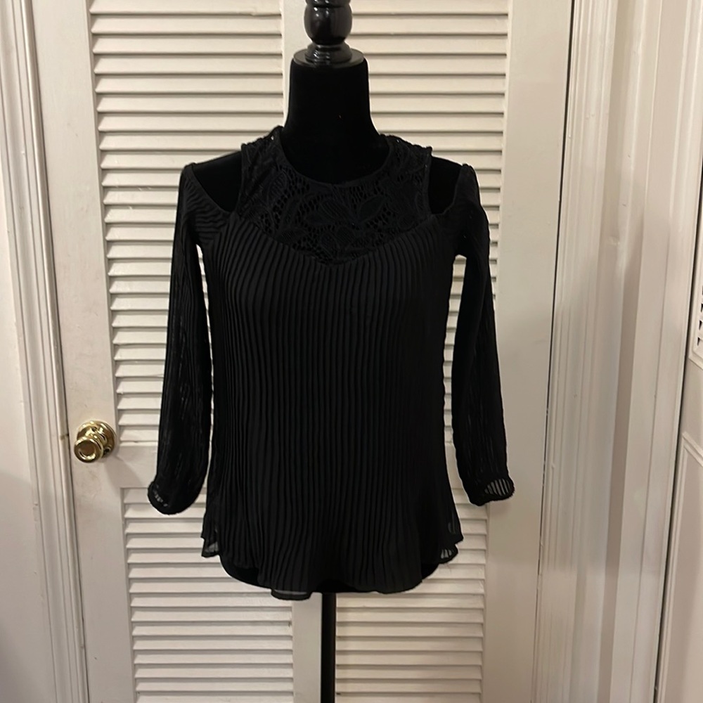 Black Shirt with shoulders out